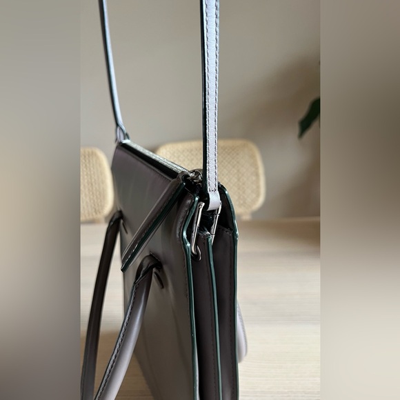 DELAROQ // Troisième tote bag crossbody leather purse in Shroom - Picture 12 of 16